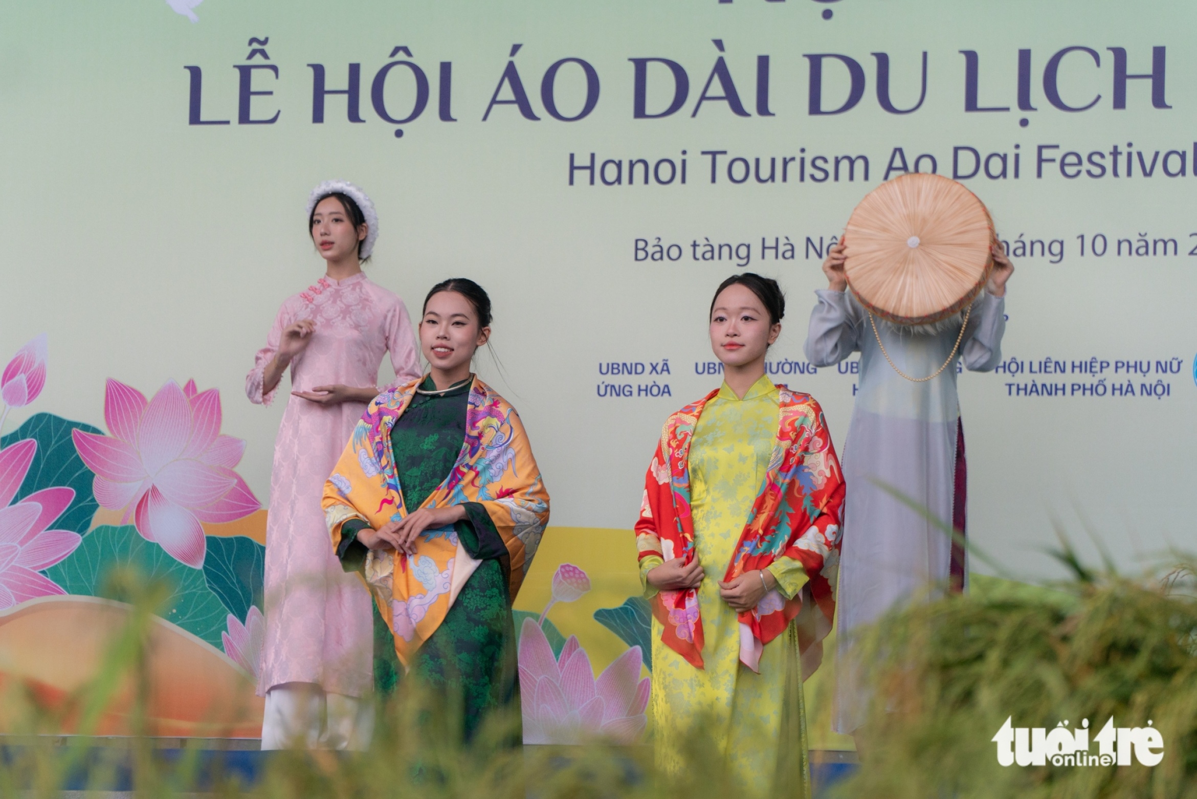 数千件奥黛在2025年河内旅游奥黛节中共同绽放光彩